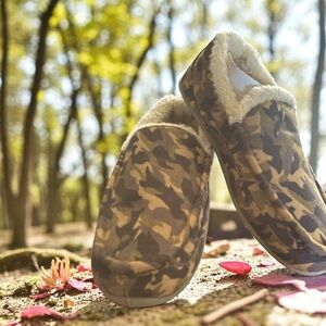 NEW: indoor/outdoor men’s 9 or Woman’s 11 Deer Stag Slipperooz